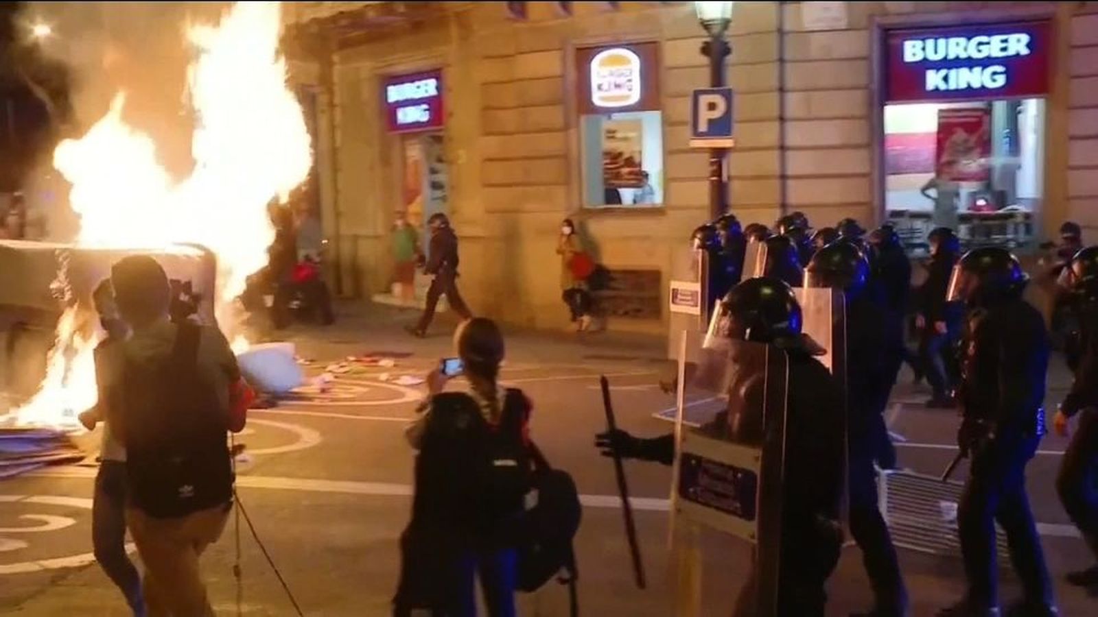 Otro fin de semana de botellones en Barcelona, con incidentes y saqueos en establecimientos