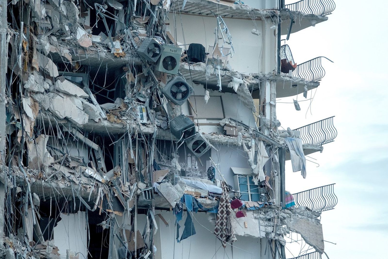 Estado de la parte derrumbada del edificio situado en Miami Beach