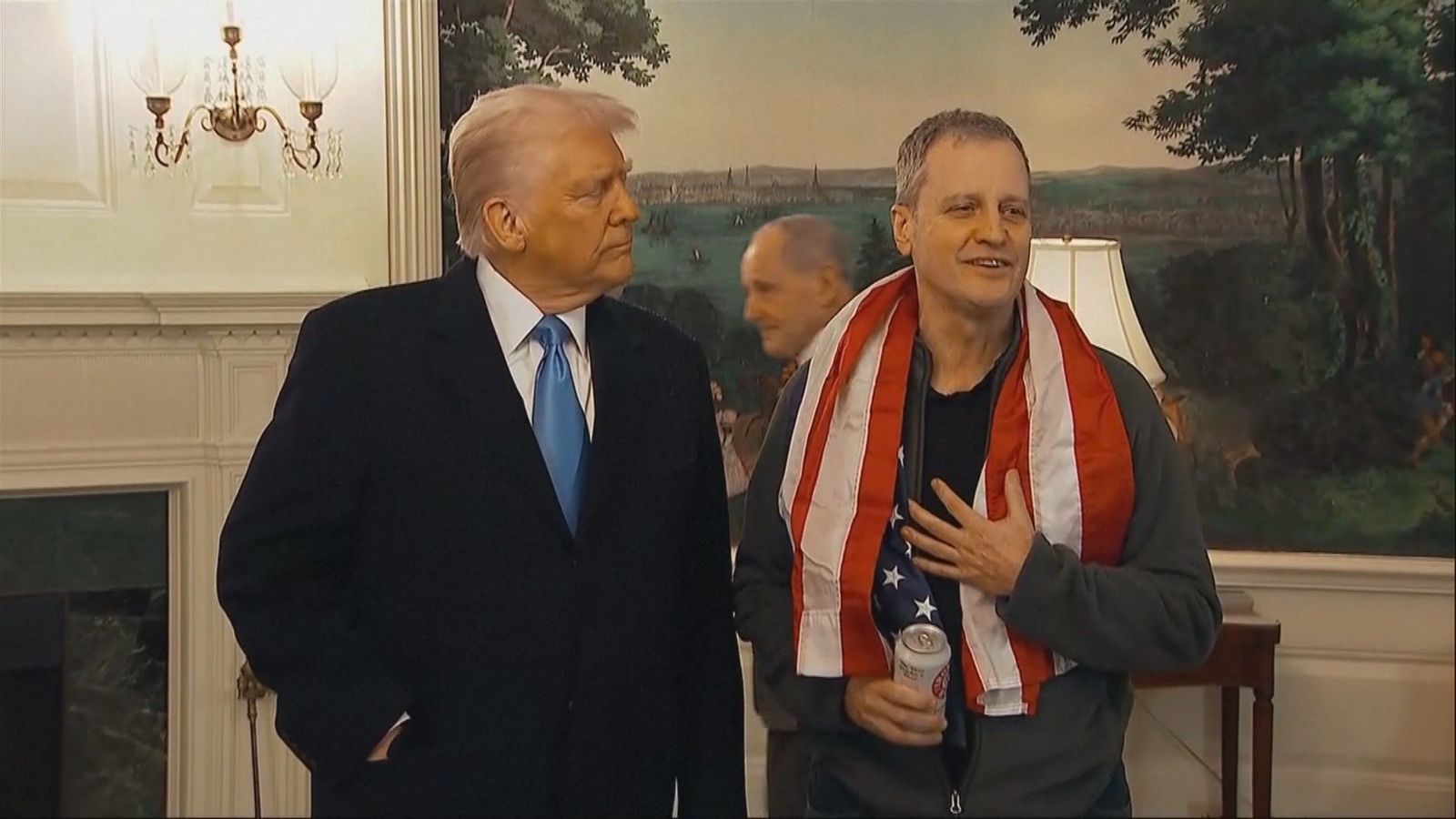 Trump recibe en la Casa Blanca al estadounidense liberado por Rusia: "Bienvenido a casa"
