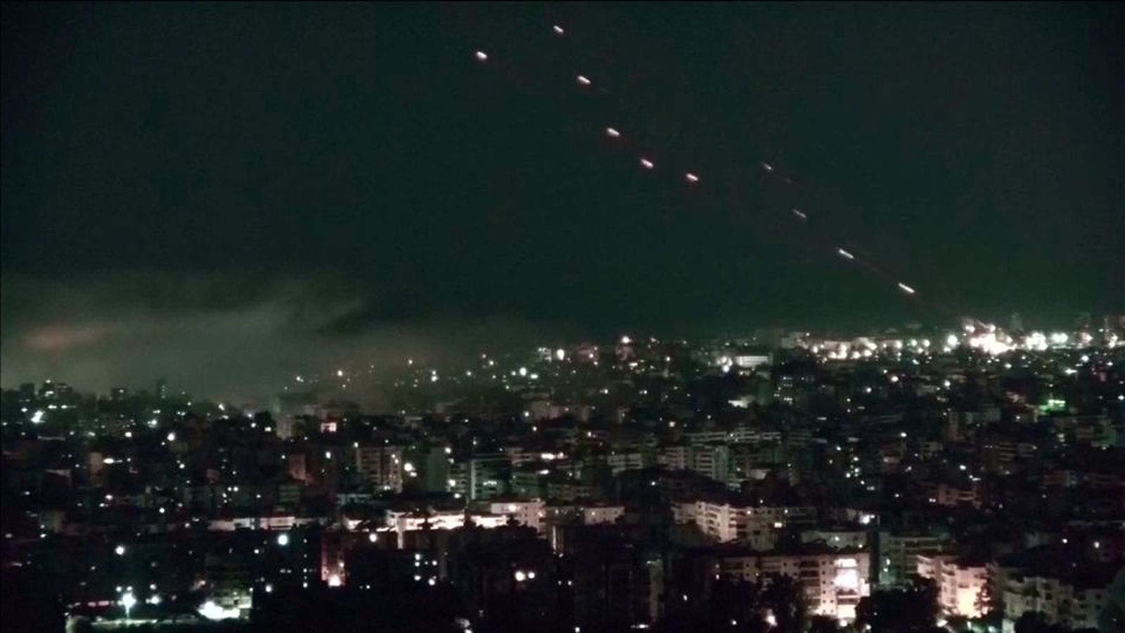 Irán ataca las bases de EEUU en Riad y Baréin y Trump amenaza con una fuerza nunca vista