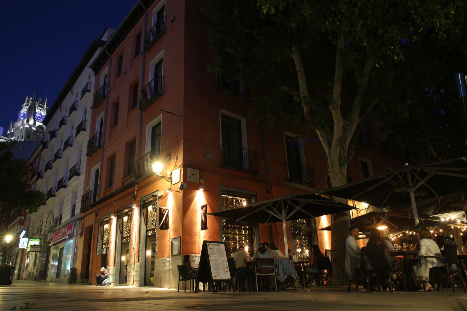 Personas en una terraza en una plaza de Madrid