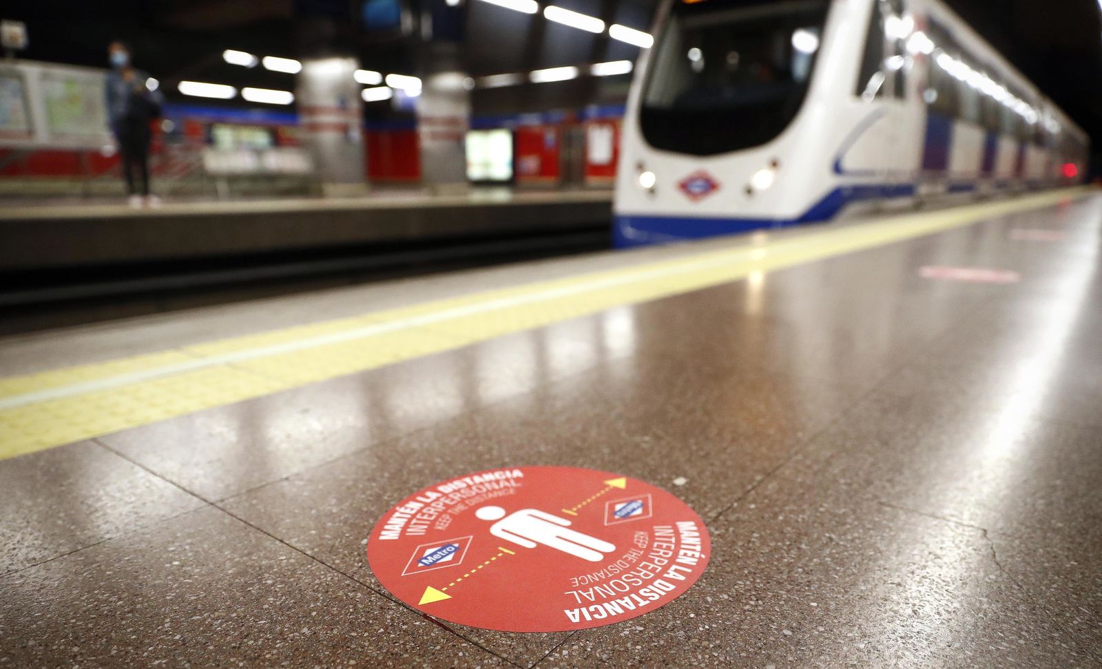 Señal de distancia de seguridad frente a la Covid en el metro de Madrid