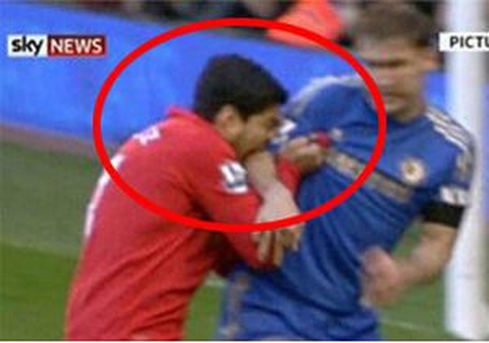 Luis Suárez muerde a Ivánovic