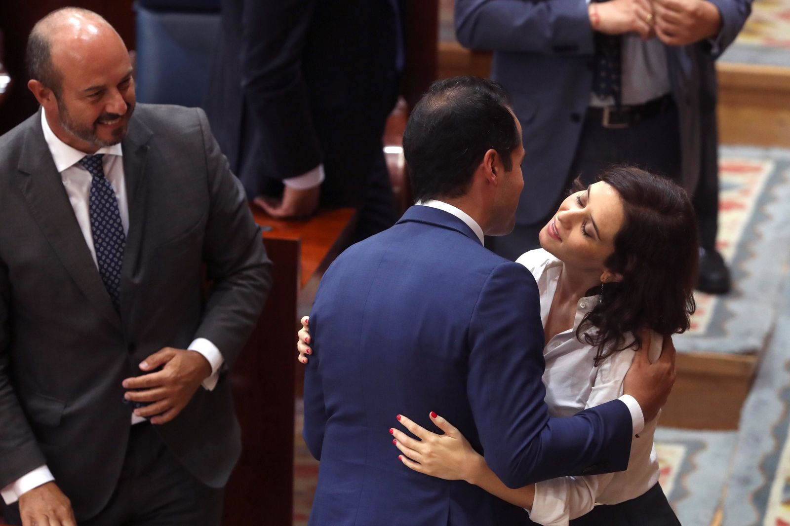 Isabel Díaz Ayuso es felicitada por Ignacio Aguado