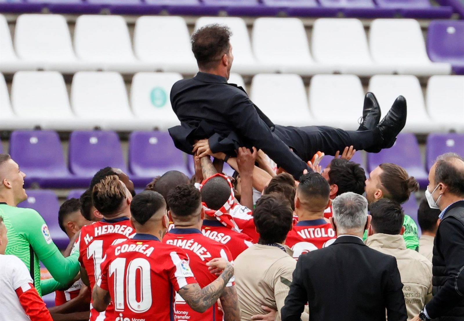 Los jugadores del Atlético de Madrid mantean a su entrenador Diego Simeone al conseguir el título de Liga
