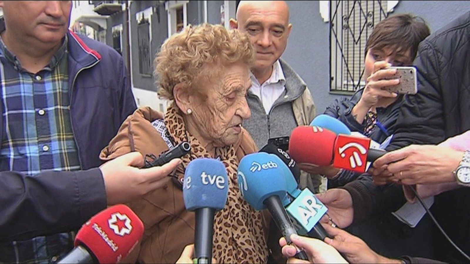 Una anciana de 94 años recupera su casa 'okupada' gracias a sus vecinos