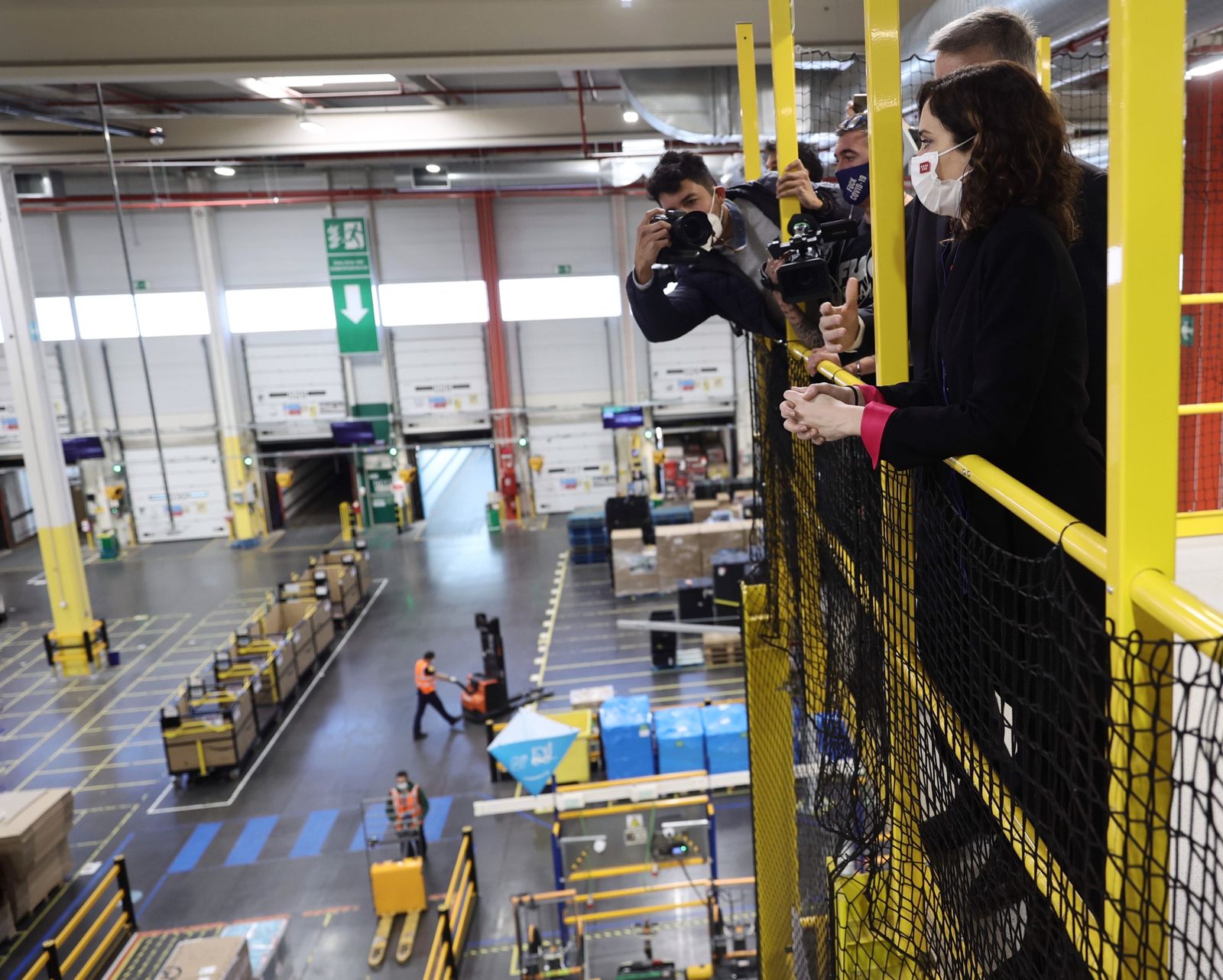 Ayuso en su visita al centro logístico de Amazon en Alcalá de Henares