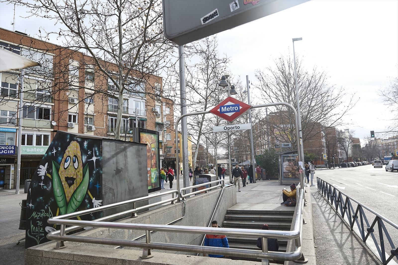 Boca de metro en la plaza de Oporto, en el barrio de Puerta Bonita de Carabanchel