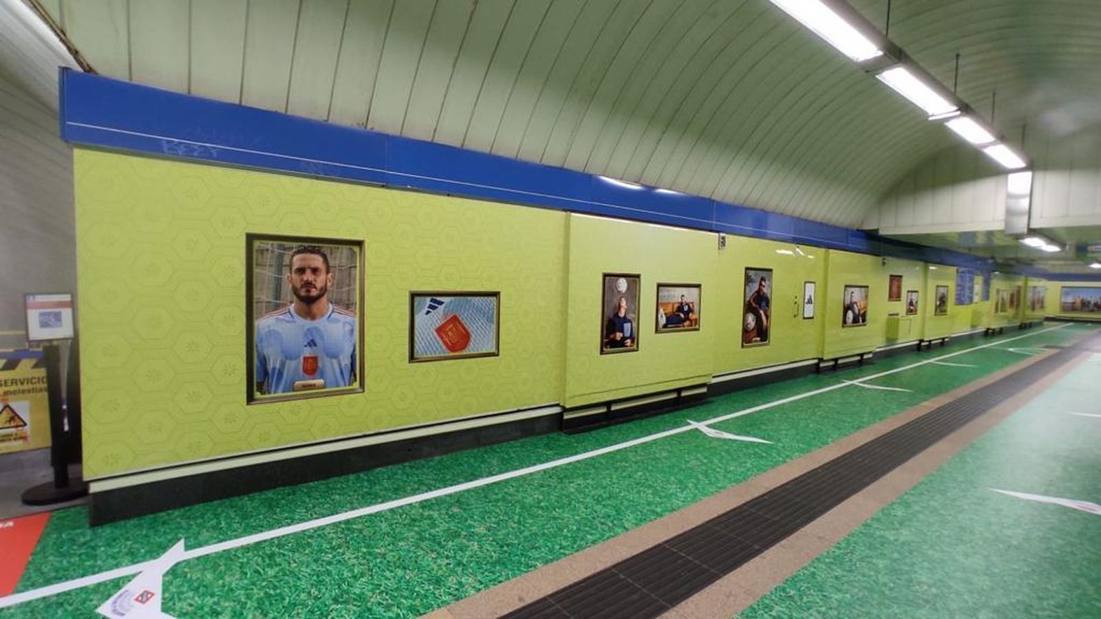 Uno de los pasillos de la estación de Plaza de España con el vinilo del Mundial 2022