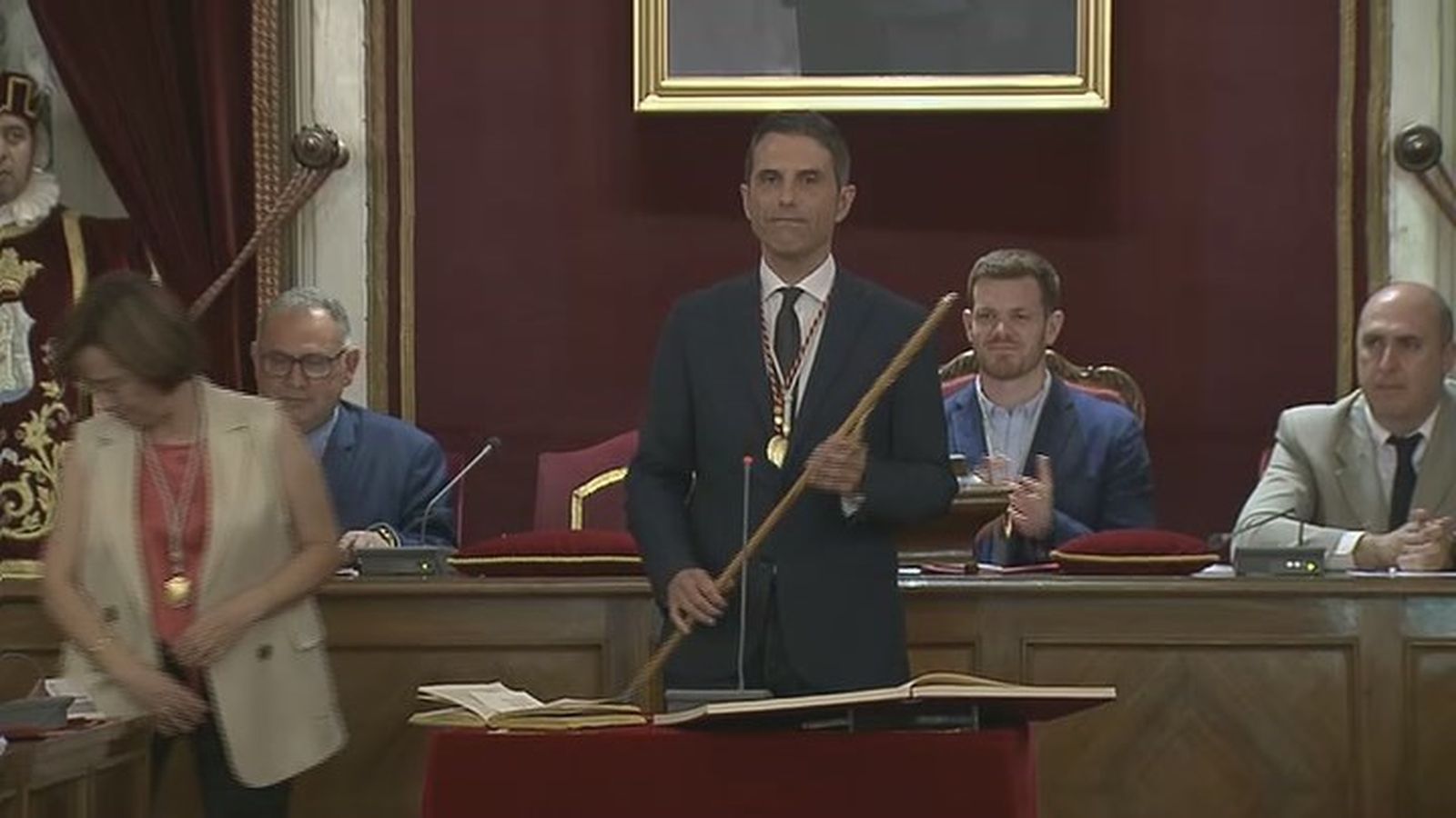 Javier Rodríguez Palacios, con el bastón de mando de Alcalá