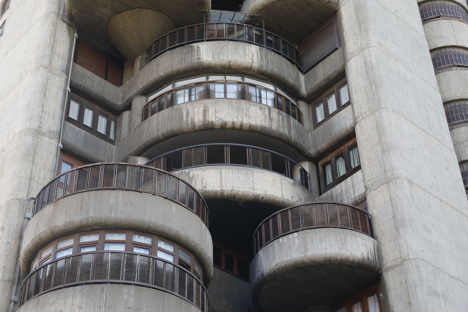 Detalle de los cuerpos cilíndricos en la fachada de Torres Blancas