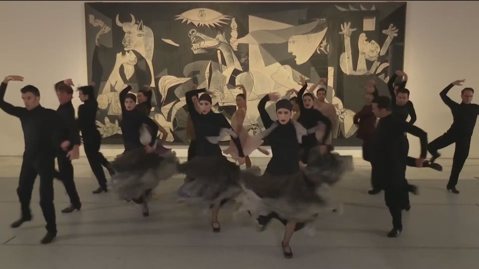 El Ballet Nacional y la Compañía Nacional de Danza bailan frente al Guernica para condenar las atrocidades de la guerra