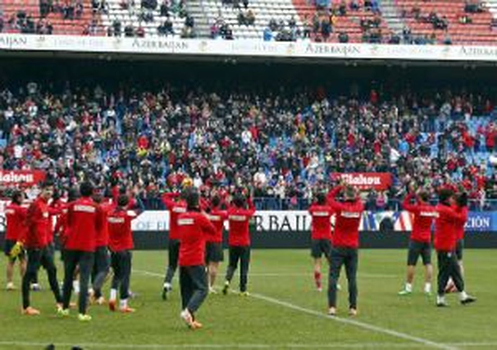 Más de 14.000 aficionados aclaman al Atlético en el último entrenamiento del año