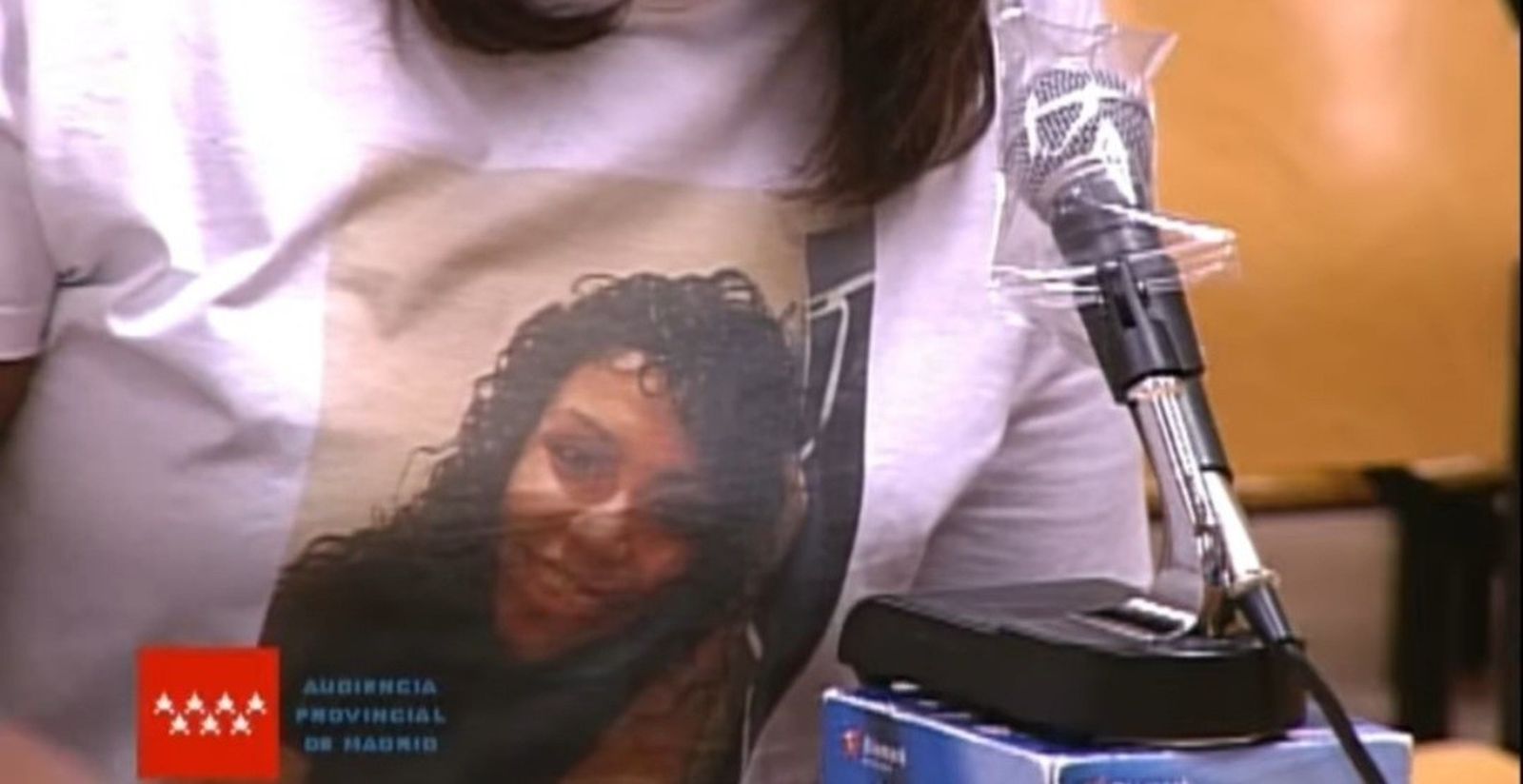 La madre de Heidy Paz en el juicio con una camiseta con la foto de su hija