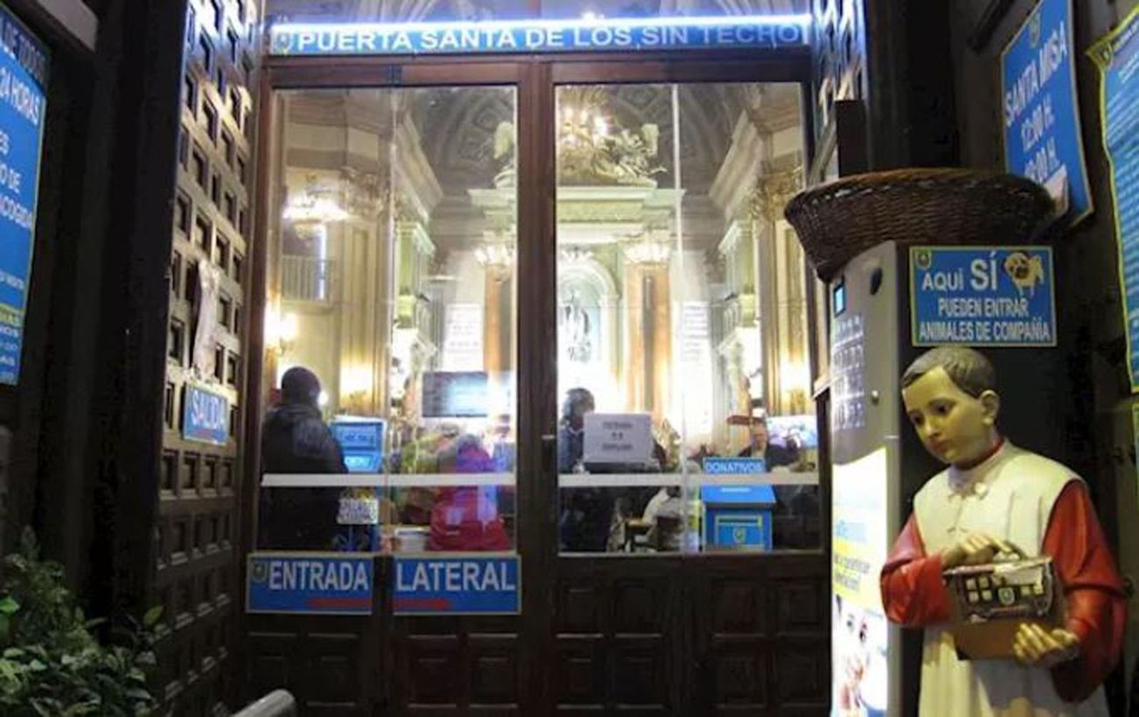 Aumento de Policía y Samur Social en el entorno de la iglesia de San Antón