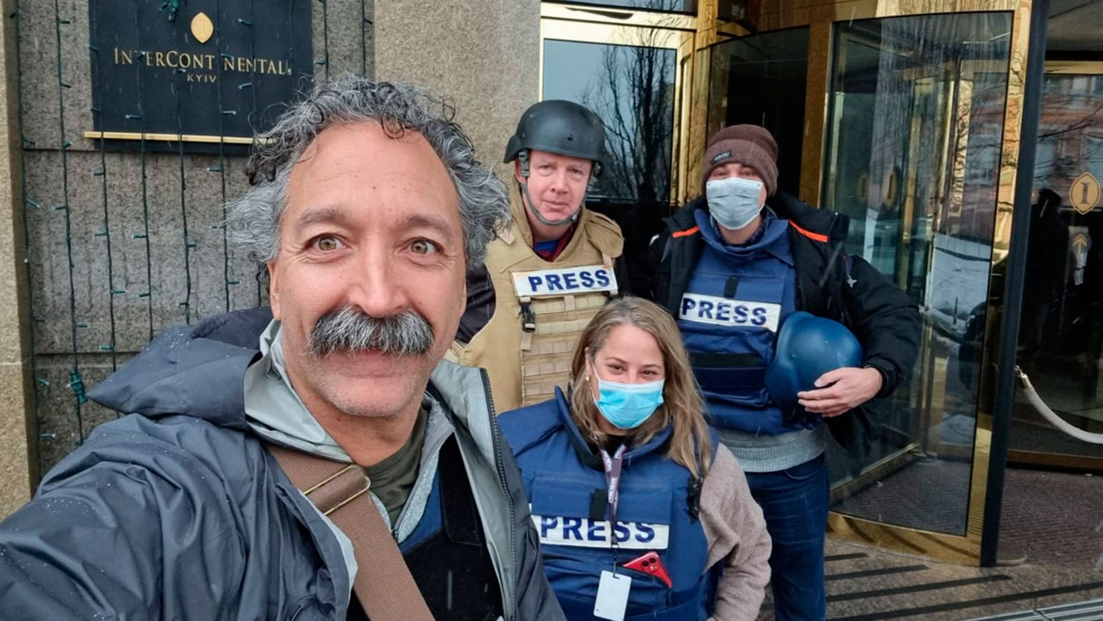 El cámara de Fox News, Pierre Zakrzewski, a la izquierda de la imagen juntos a compañeros de prensa, en Kiev