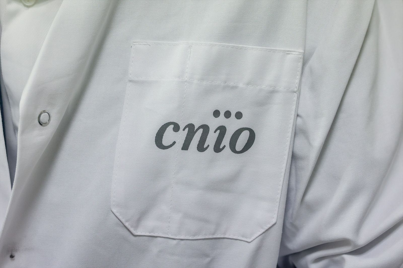 Detalle de una de las batas de personal del Centro Nacional de Investigaciones Oncológicas (CNIO)