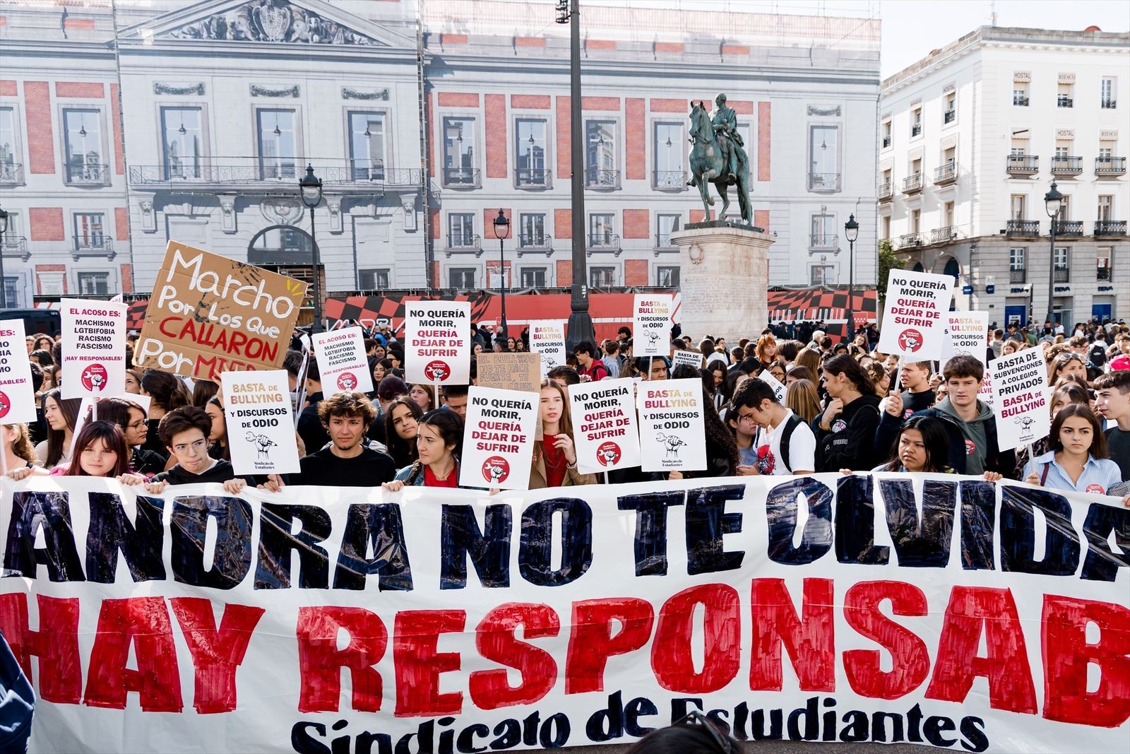 Estudiantes con pancartas contra el bullying, durante una manifestación en la Puerta del Sol, a 28 de octubre de 2025