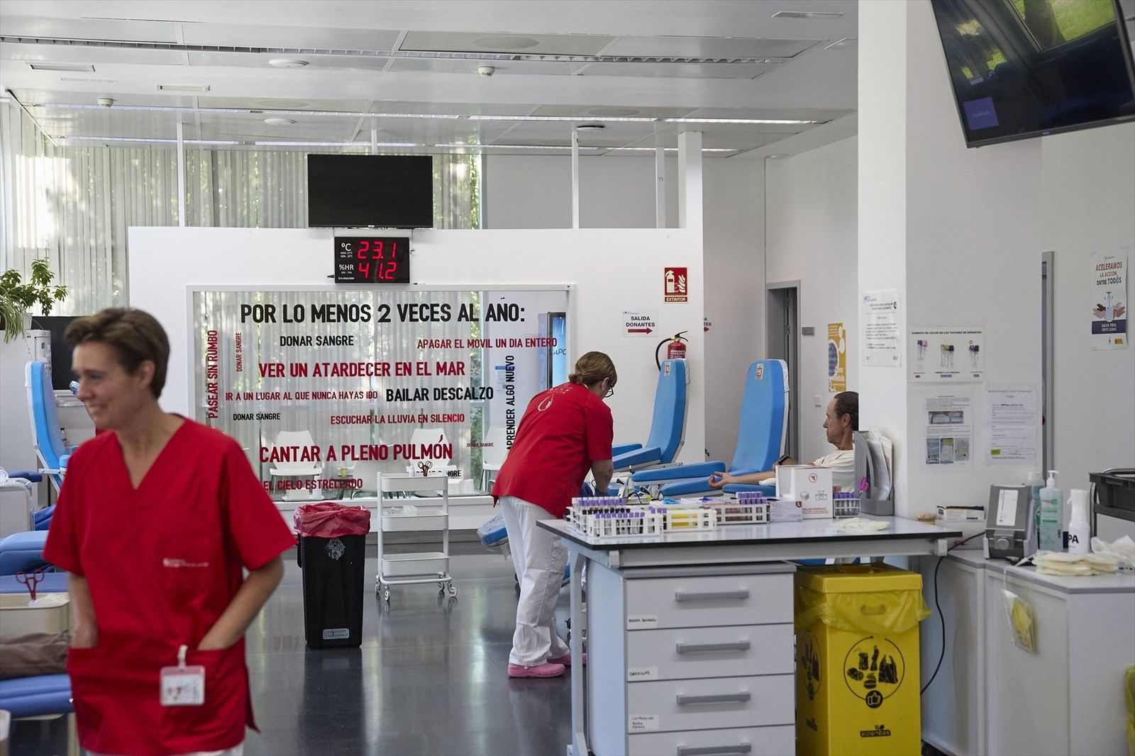 Una enfermera atiende a un donante en las instalaciones del Centro de Transfusión de la Comunidad de Madrid