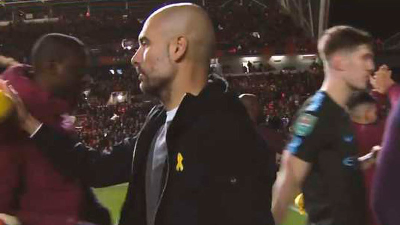 Guardiola sancionado por lucir el lazo amarillo