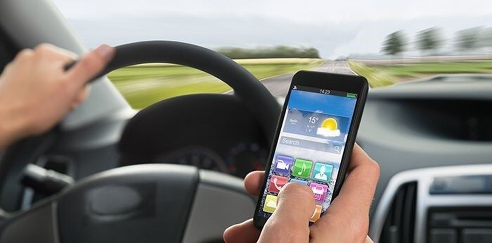 El uso del móvil, principal causa de los accidentes por distracciones al volante