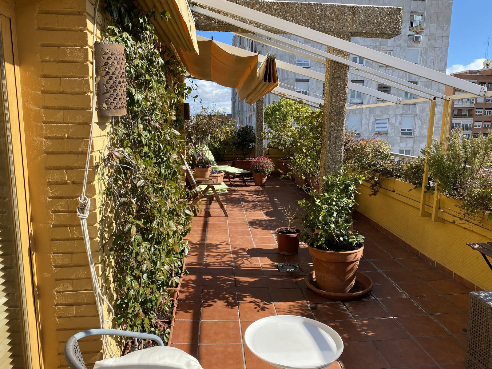 Y además tiene una terraza muy grande donde pasa mucho tiempo los días de sol.