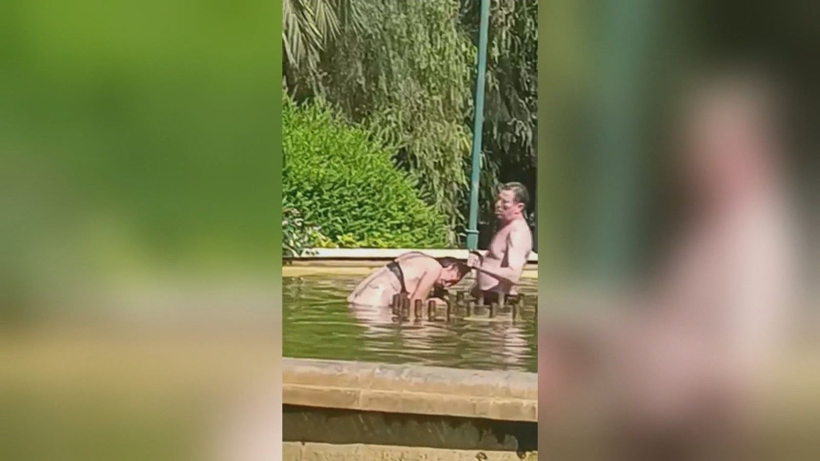 Intenta ahogar a una mujer en una fuente al sospechar de que le había robado el móvil