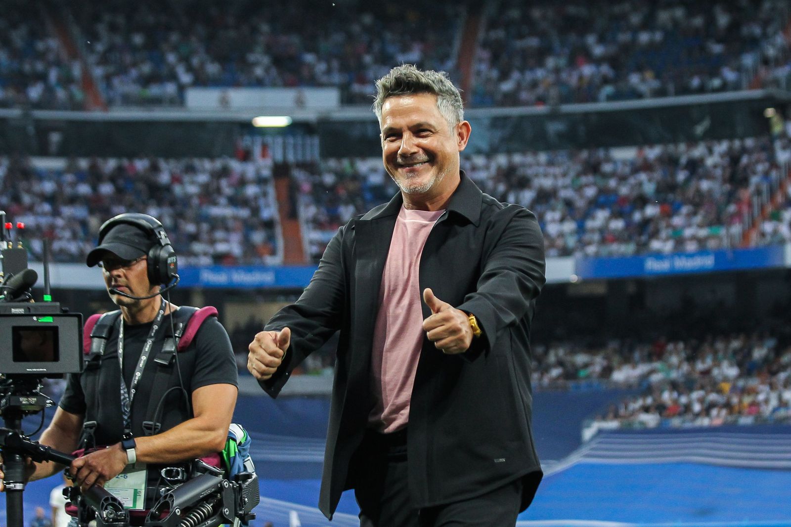 Los fans de Alejandro Sanz animan el ambiente en el Wanda