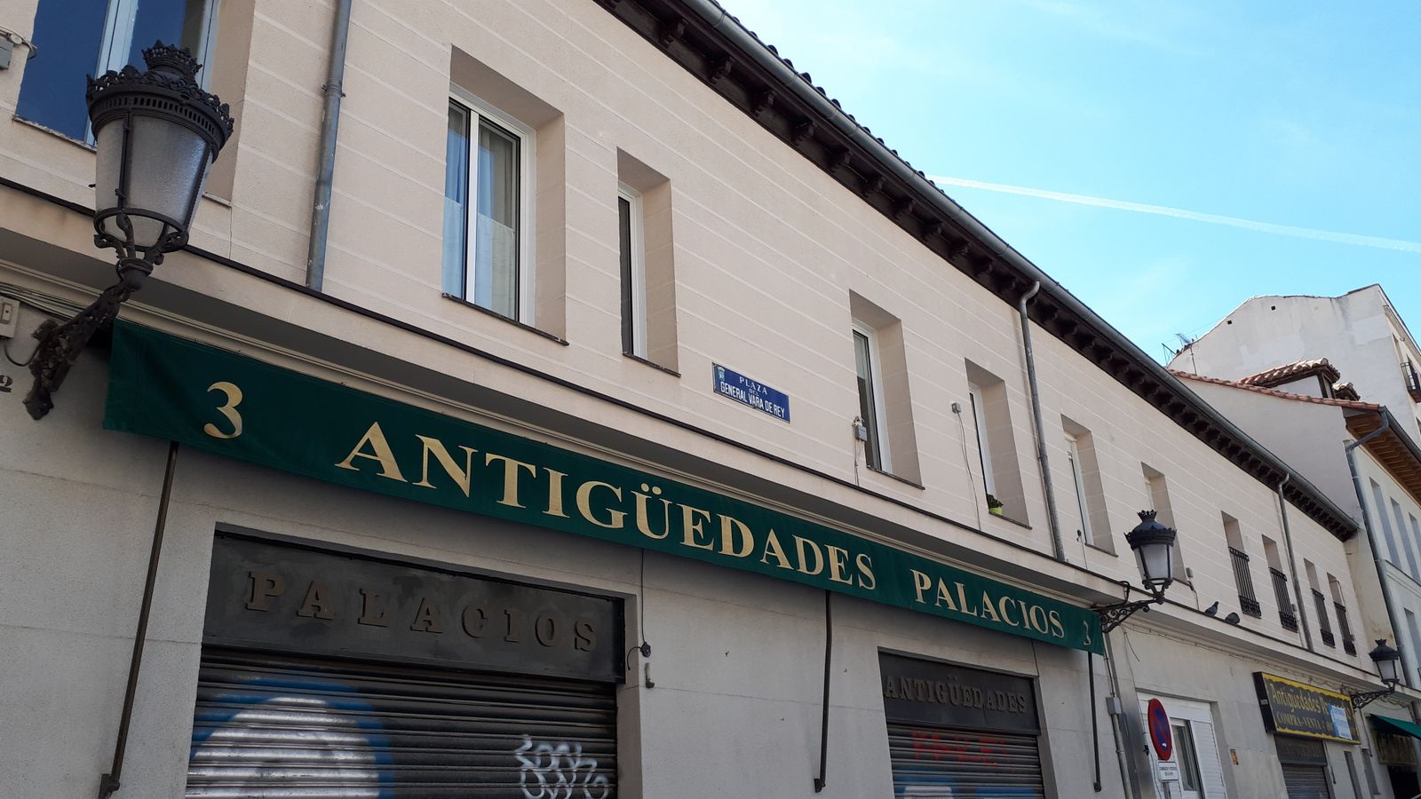 Tienda de antigüedades en la Plaza General Vara de Rey