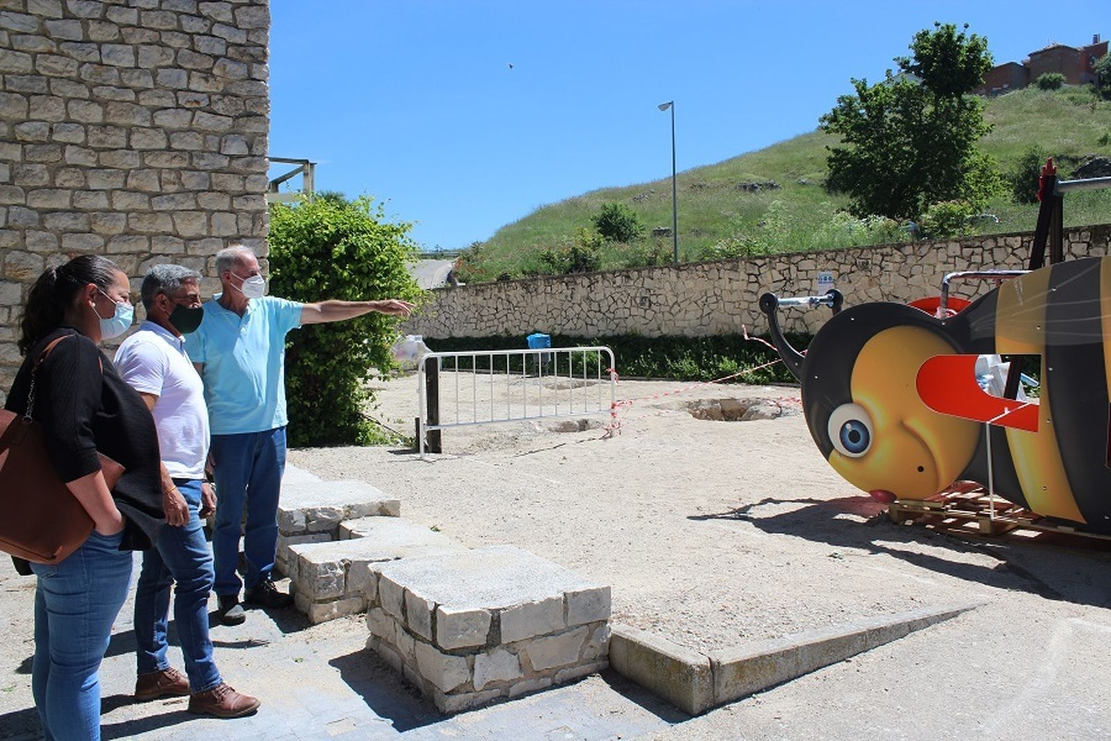Visita municipal a los nuevos juegos infantiles de Campo Real