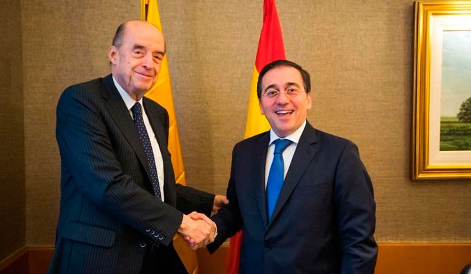 El canciller colombiano, Alvaro Leyva con su homólogo español José Manuel Albares