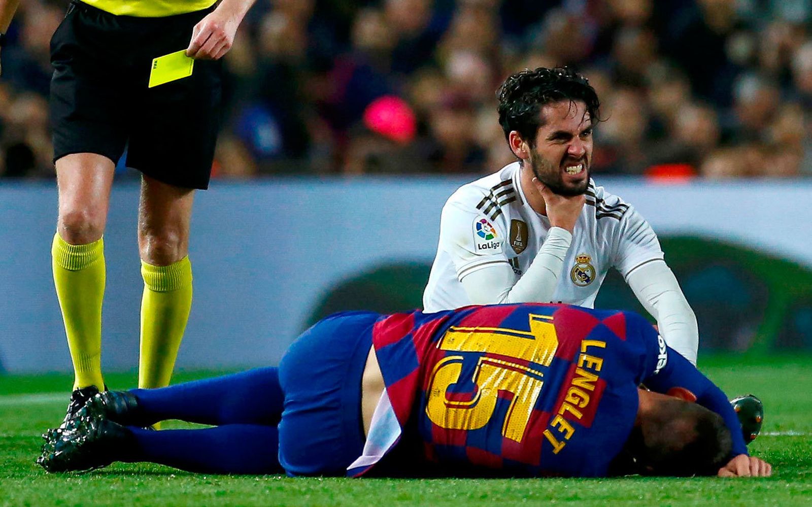 Isco se duele tras una entrada junto a Lenglet en el Clásico