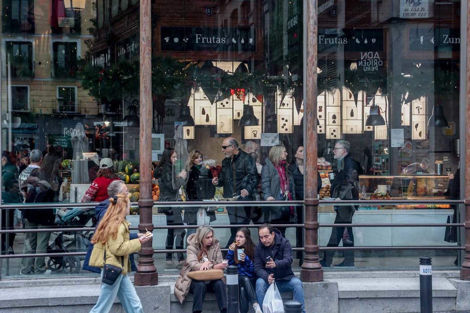 Varias personas toman un aperitivo