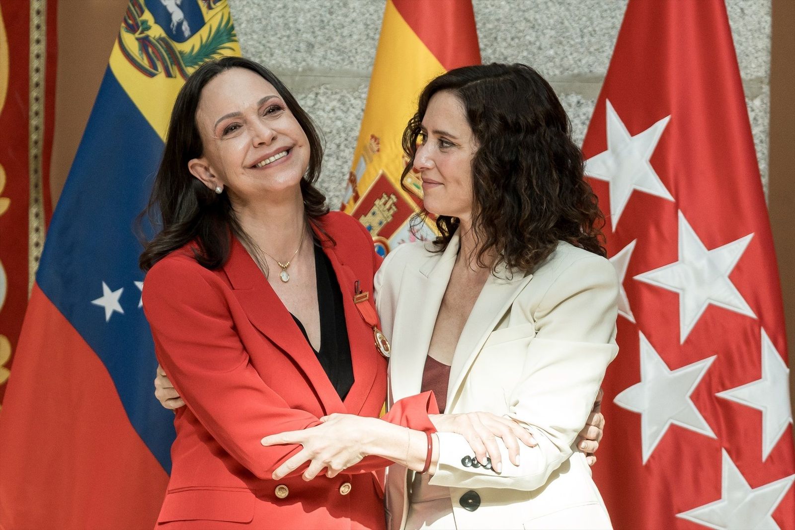 Ayuso, con Corina Machado "en la casa de la libertad" mientras "el socialismo está de guateque en Barcelona"