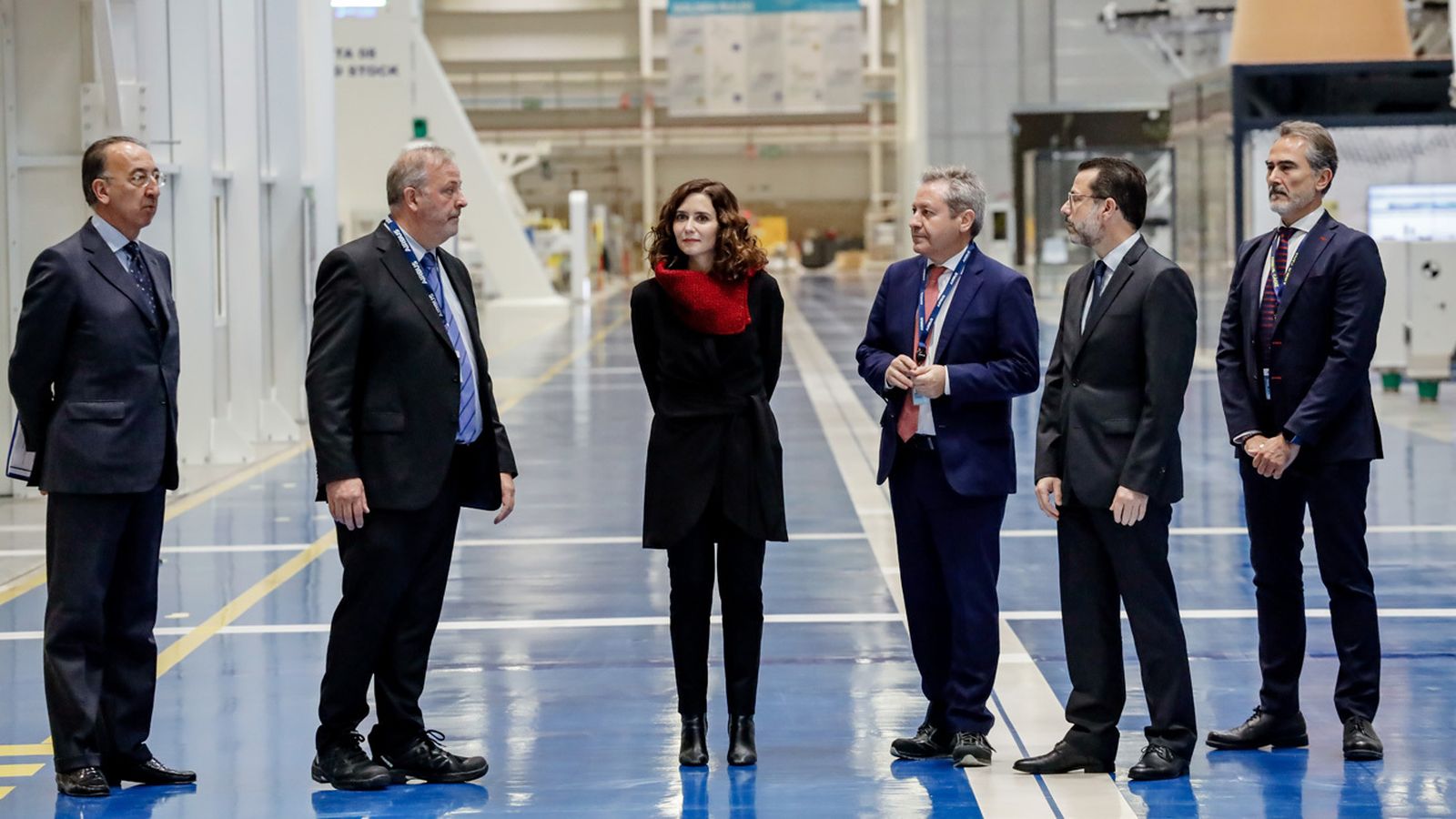 El presidente Airbus Space, Luis Guerra (2i); la presidenta de la Comunidad de Madrid, Isabel Díaz Ayuso (c); el presidente de Airbus España, Alberto Gutiérrez (3d); el consejero de Economía, Empleo y Hacienda de la Comunidad de Madrid, Javier Fernández-Lasquetty (2d), y el presidente de la división de aviones comerciales España, Ricardo Rojas (1d), en la visita del nuevo campus de Airbus en Getafe