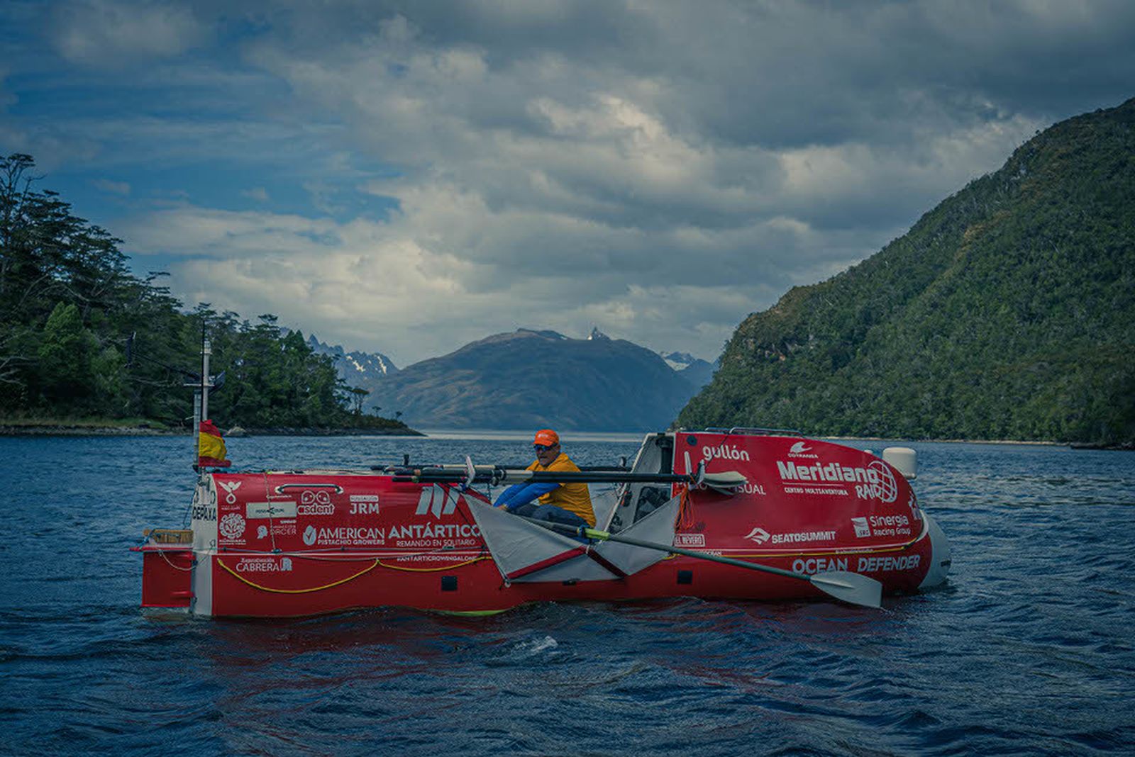 Antonio de la Rosa con la embarcación en la que iniciará su aventura antártica