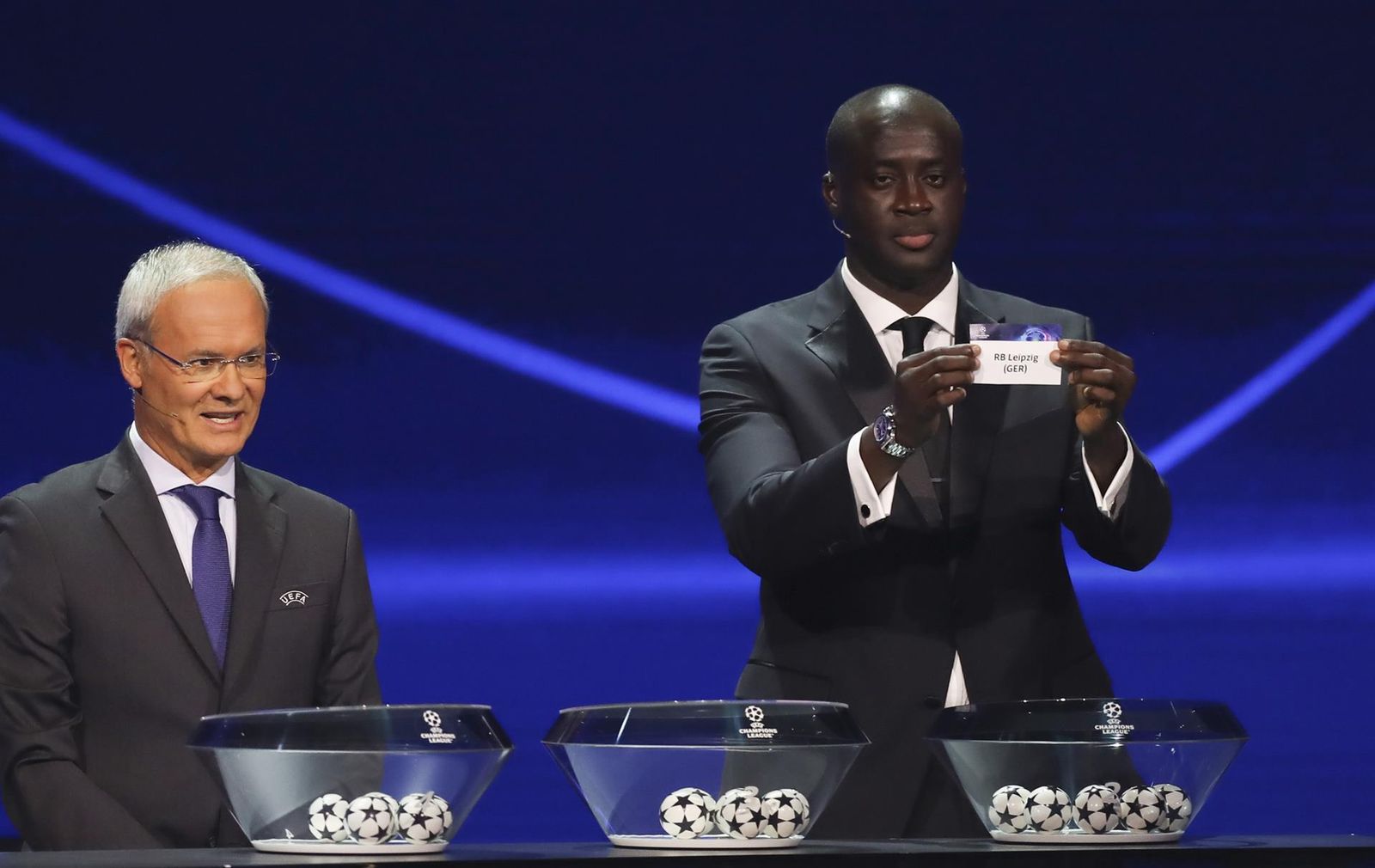 Toure Yaya mostrando el cartel del Lepzig
