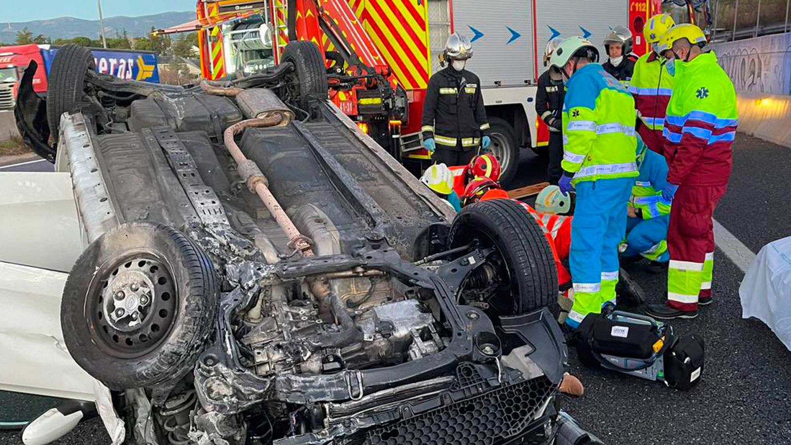 Imagen del vehículo volcado en la A-6 dirección Madrid, a la altura de Galapagar