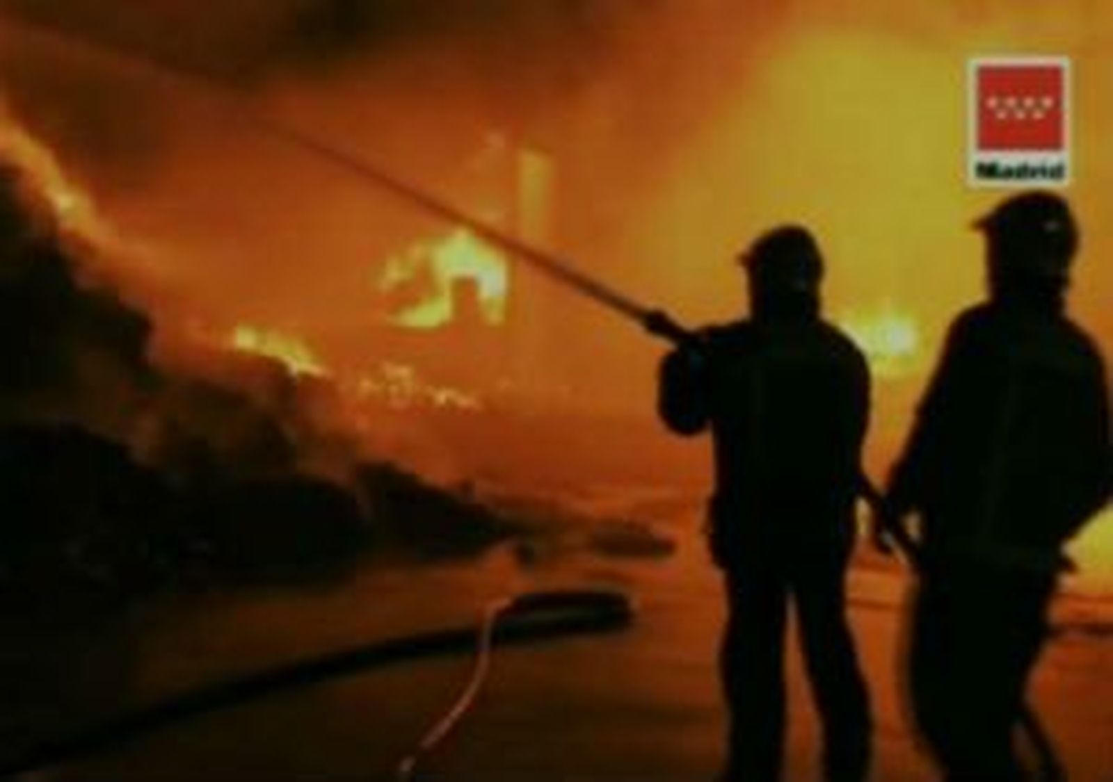 Controlado el incendio de una chatarrería  en Serranillos, donde han trabajado 90 bomberos