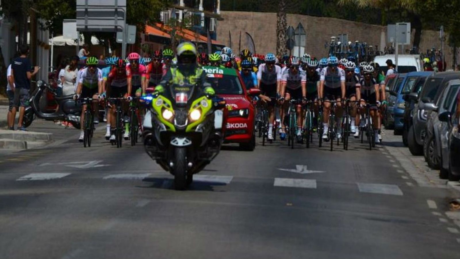 Así cuida la Guardia Civil la seguridad de La Vuelta a su paso por la sierra madrileña