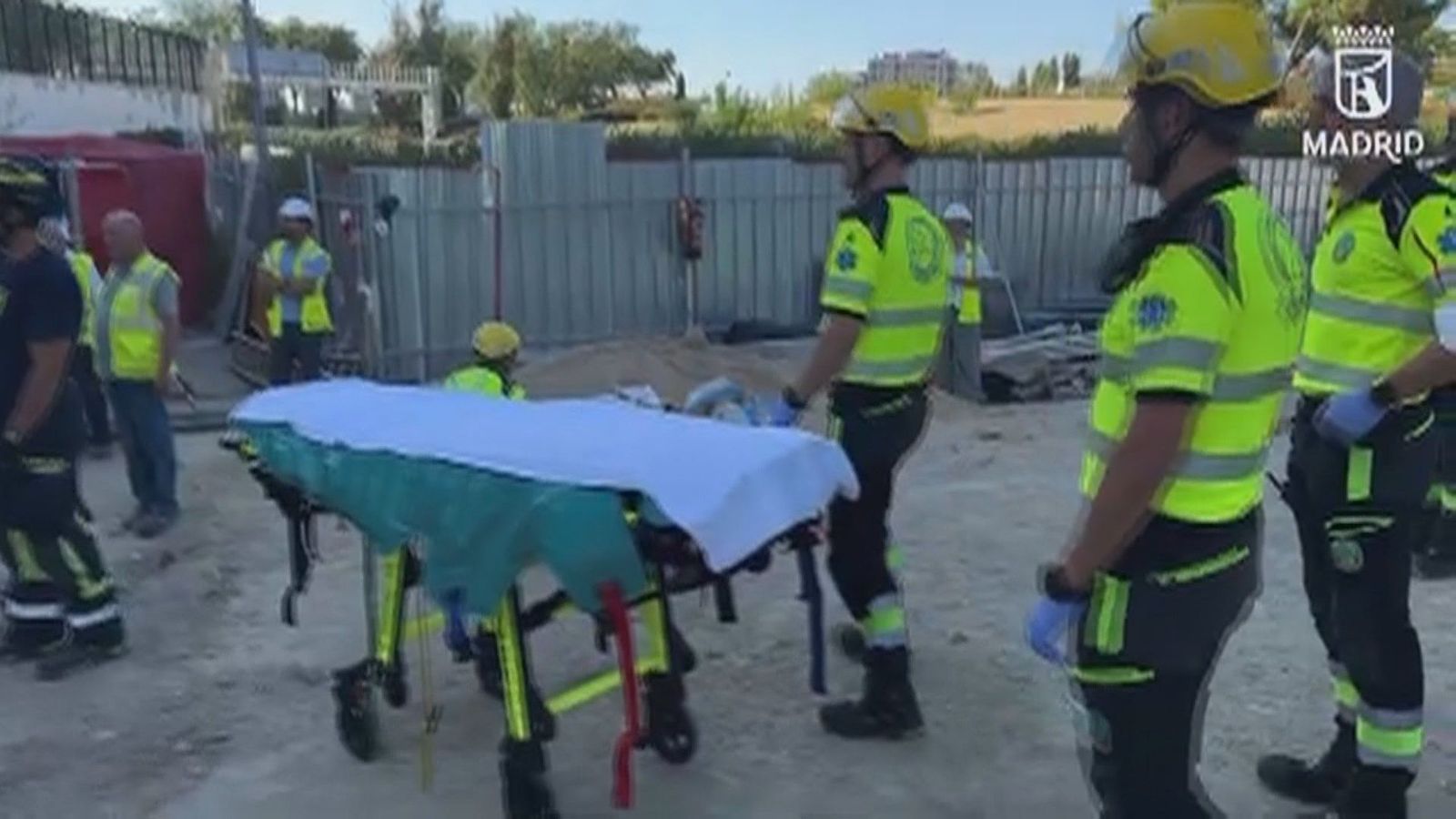 Un topógrafo se encuentra grave tras caer al vacío cinco metros en la calle Valmayor del barrio de Comillas