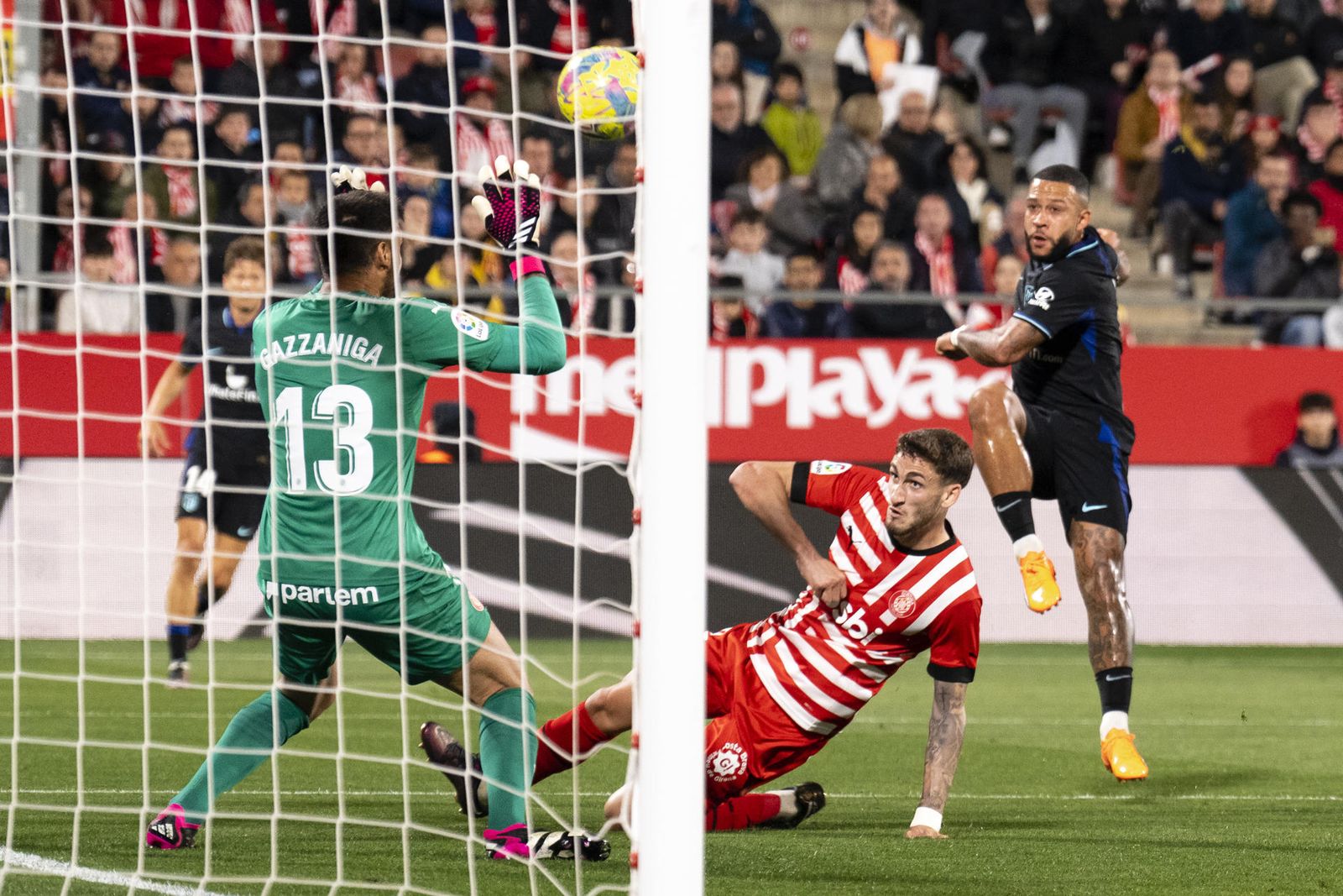 Memphis Depay ante el Girona