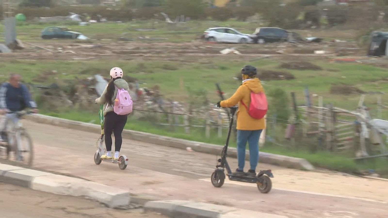 Los municipios afectados por la riada intentan recuperar su vida diaria mientras continúan los trabajos de limpieza y reconstrucción