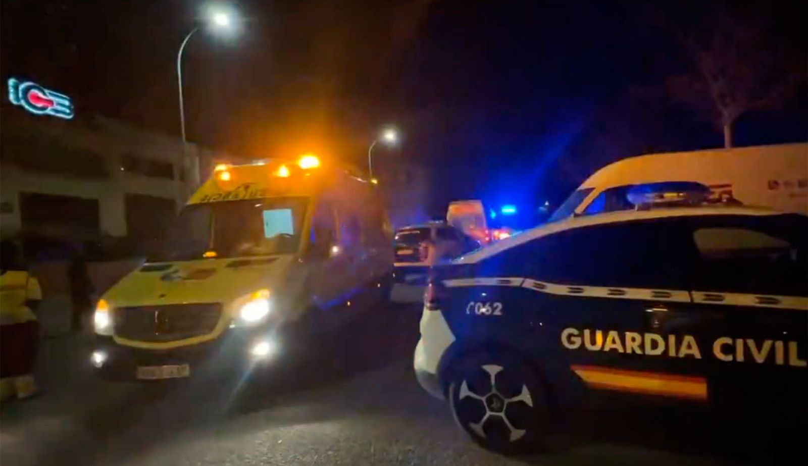 Un hombre de 28 años, herido de gravedad, tras precipitarse por un muro en Arroyomolinos