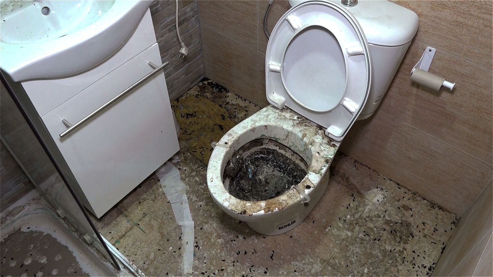 Suciedad, humedades, aguas fecales, ratas y cucarachas muertas inundan un edificio de Parla