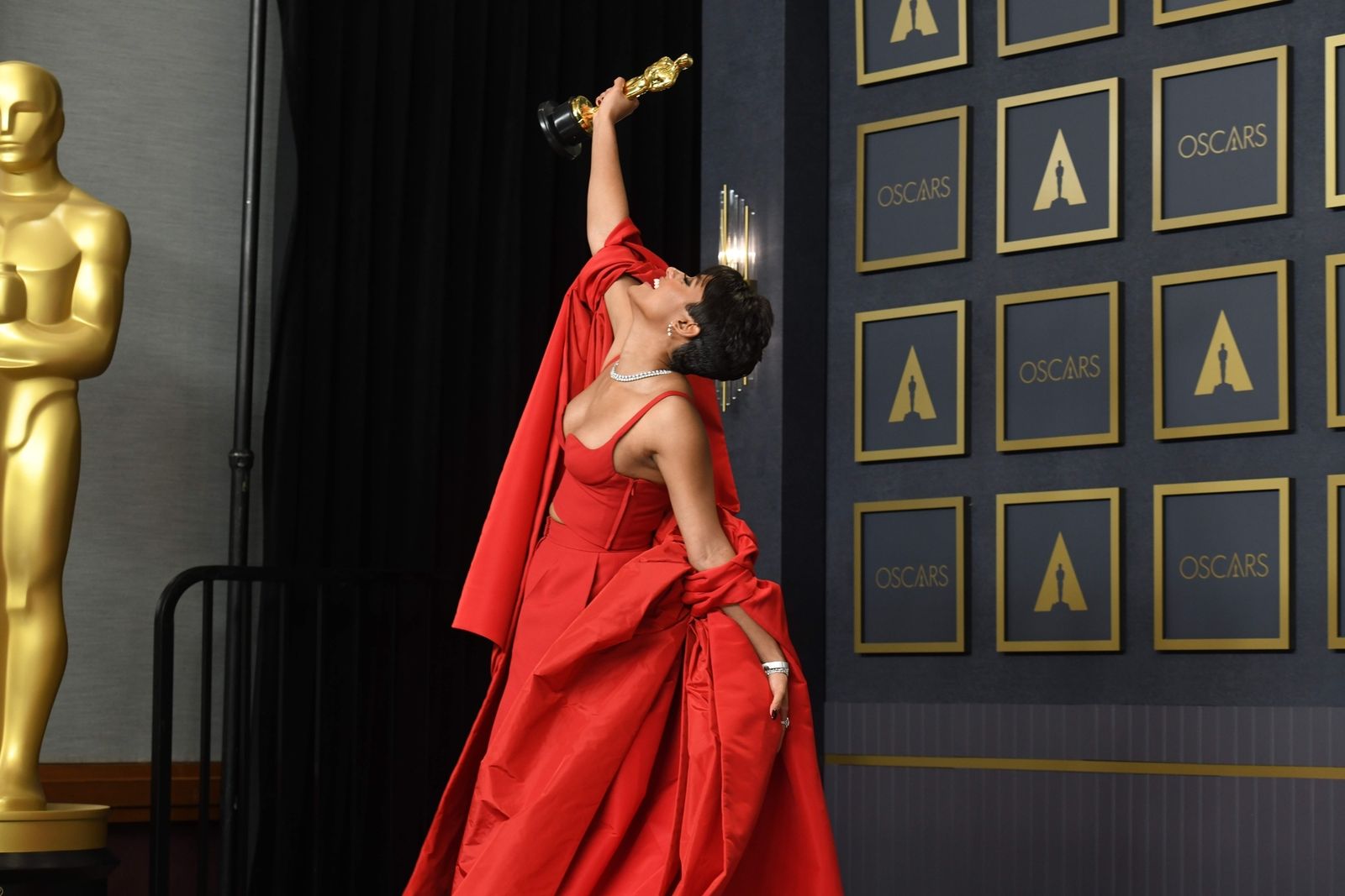 La actriz estadounidense Ariana DeBose, ganadora del premio a la actriz en un papel secundario por 'West Side Story'