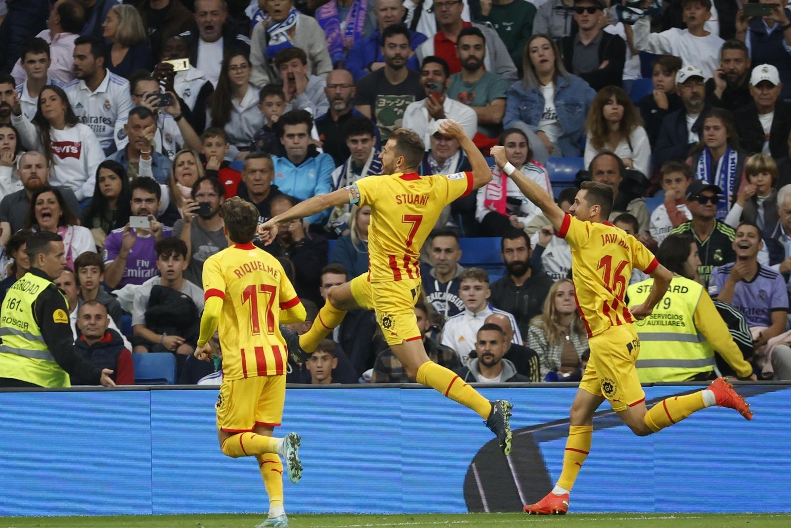 El delantero uruguayo del Girona Stuani celebra su gol