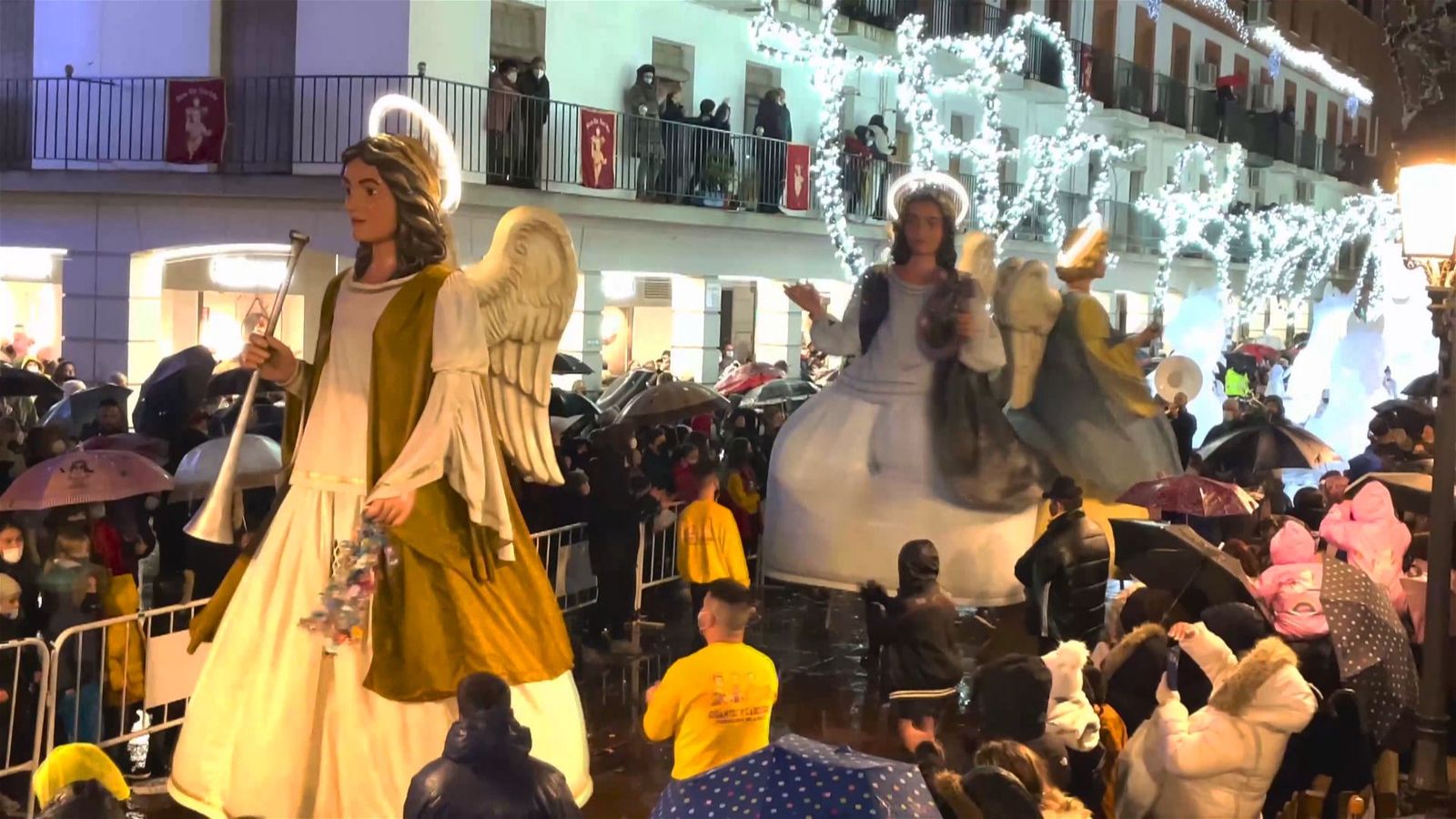 Ángeles Gigantes anuncian la llegada de los Reyes Magos en Torrejón de Ardoz