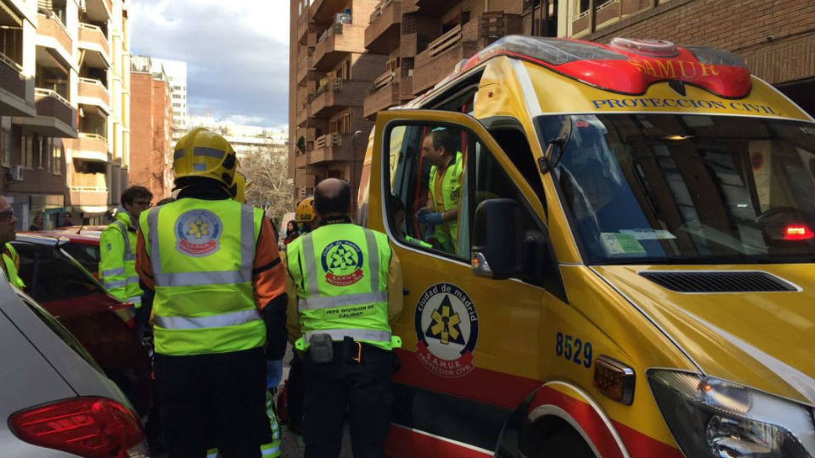 Una mujer de 90 años,muy grave tras incendiarse los contadores de su edificio