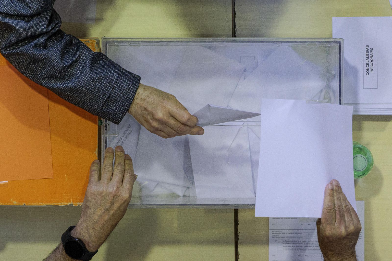 Cerca de 35,5 millones de ciudadanos votan este domingo a los representantes de 8.100 municipios
